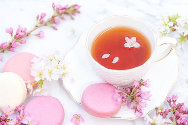 桜とマカロンと紅茶