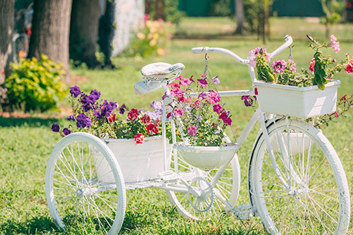 カラフルなお花を飾った白のかわいい自転車